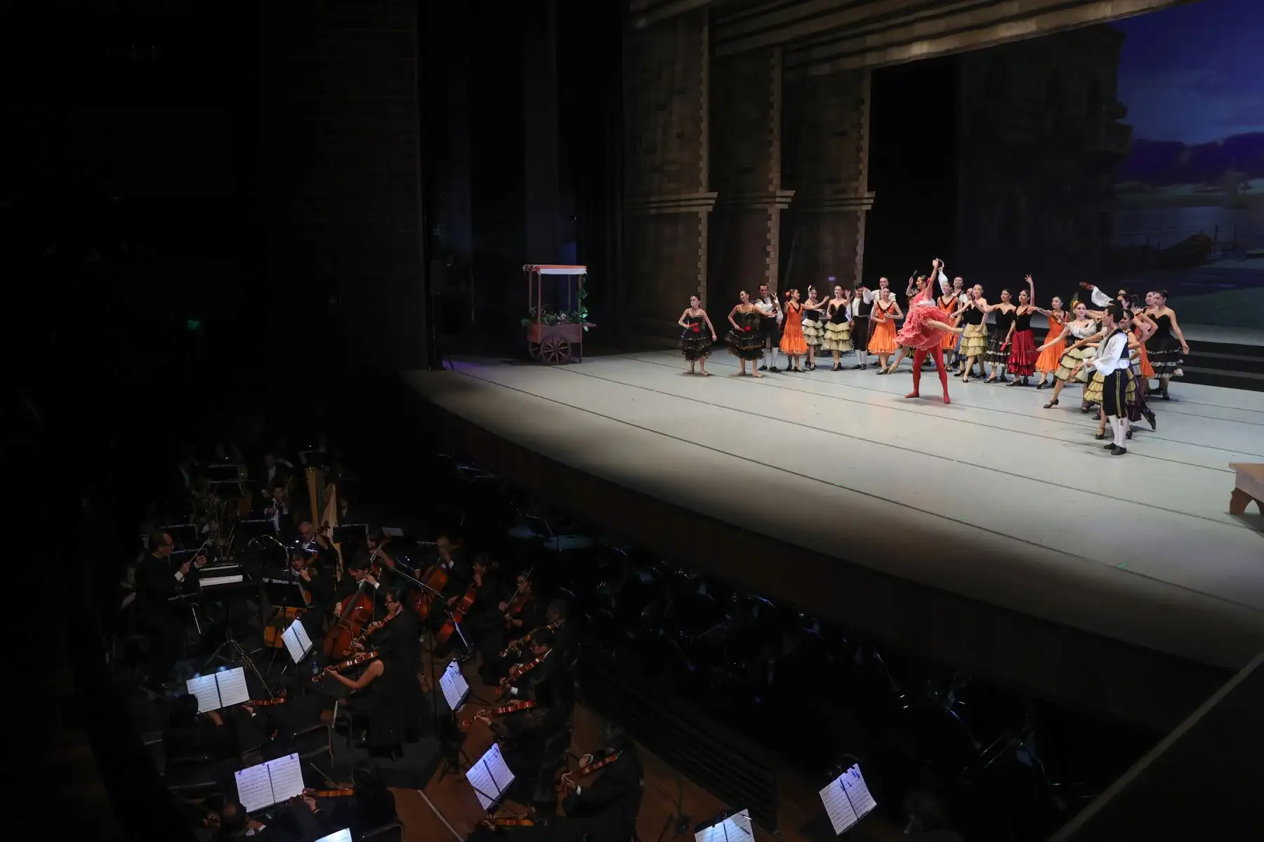 La Orquesta Sinfónica Nacional del Perú, bajo la batuta de su director titular Fernando Valcárcel acompaño la función del Ballet Nacional. Foto: ANDINA/Melina Mejía