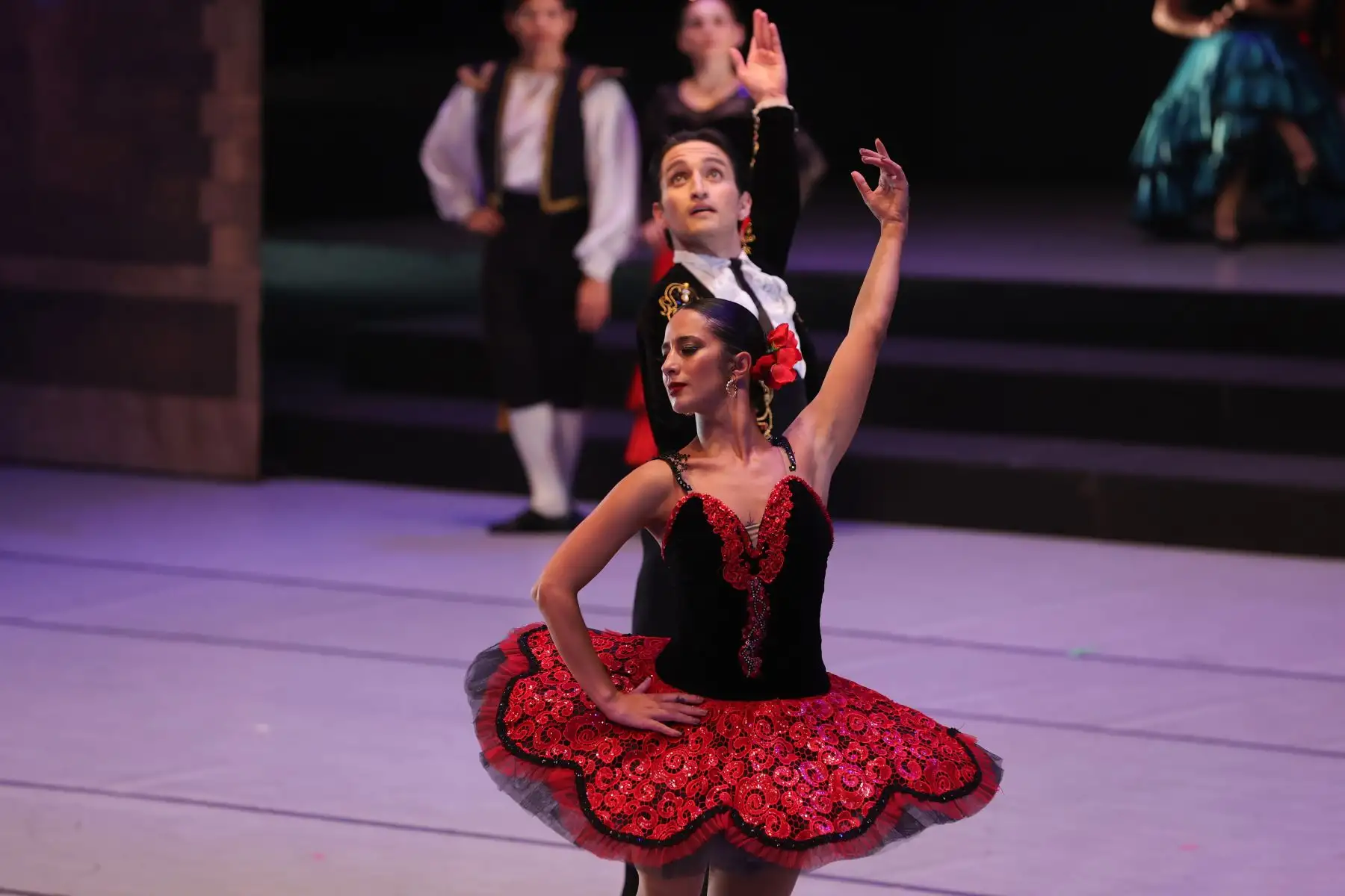 La compañía recrea la historia del romance entre Kitri y Basilio, nutrida por la aventura y comedia del hidalgo Don Quijote y Sancho Panza. Foto: ANDINA/Melina Mejía
