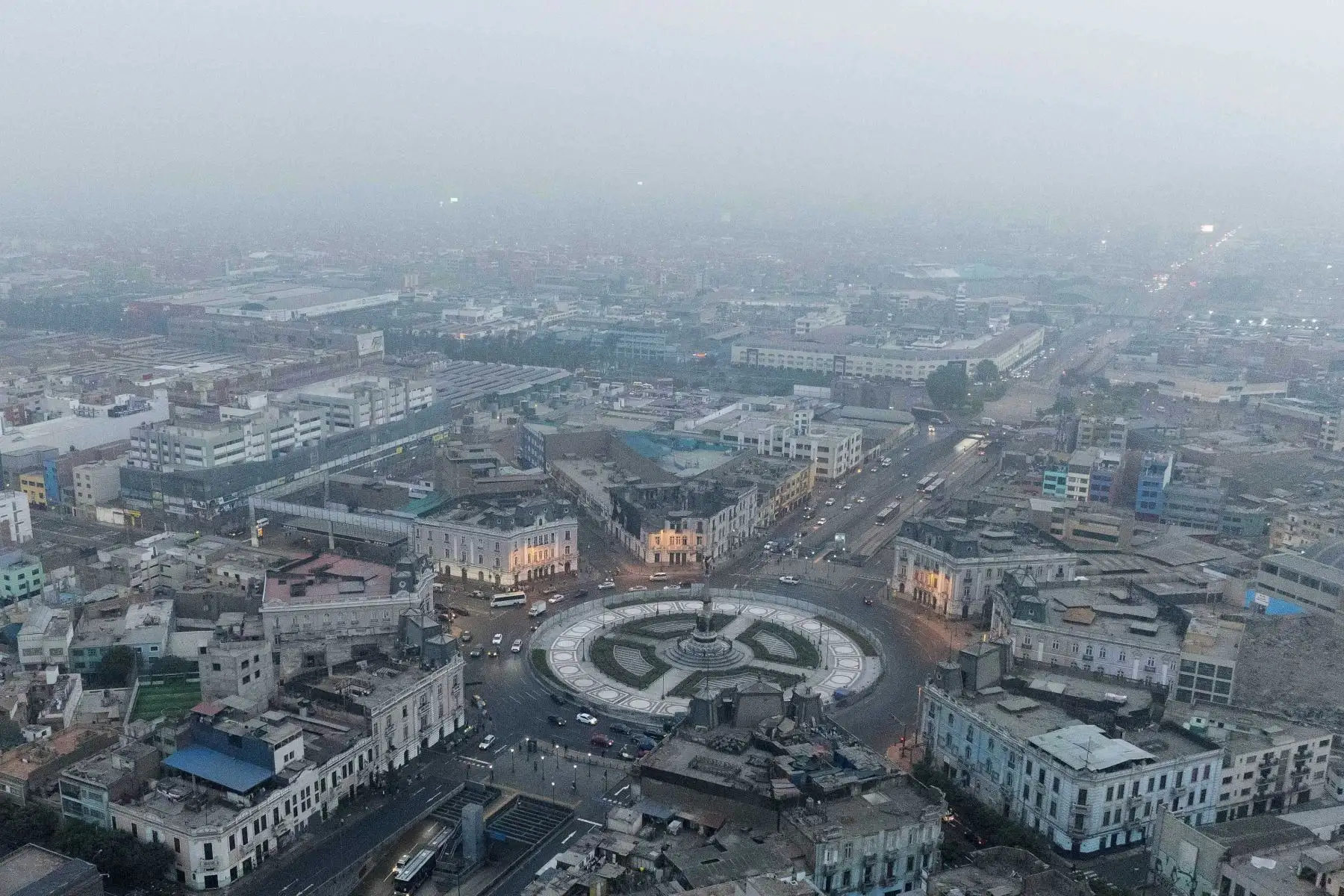 En Lima Metropolitana se esperan valores entre los 13°C y 17°C durante las noches y madrugadas y, temperaturas diurnas entre 19°C y 23°C. En la región costera de Lima, se alcanzarían temperaturas mínimas entre 13 °C y 17 °C y valores entre 23 °C a 30 °C durante el día.