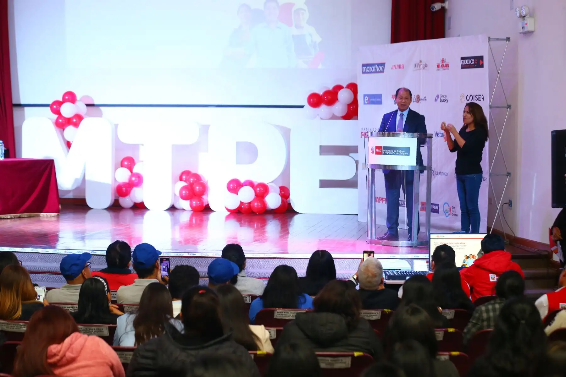 Con la presencia del ministro de Trabajo y Promoción del Empleo, Daniel Maurate Romero, 828 personas que obtuvieron un empleo en las convocatorias realizadas por el sector, entre ellas personas con discapacidad, firmarán sus contratos de trabajo con empresas de diversos rubros.
Foto: ANDINA/Eddy Ramos