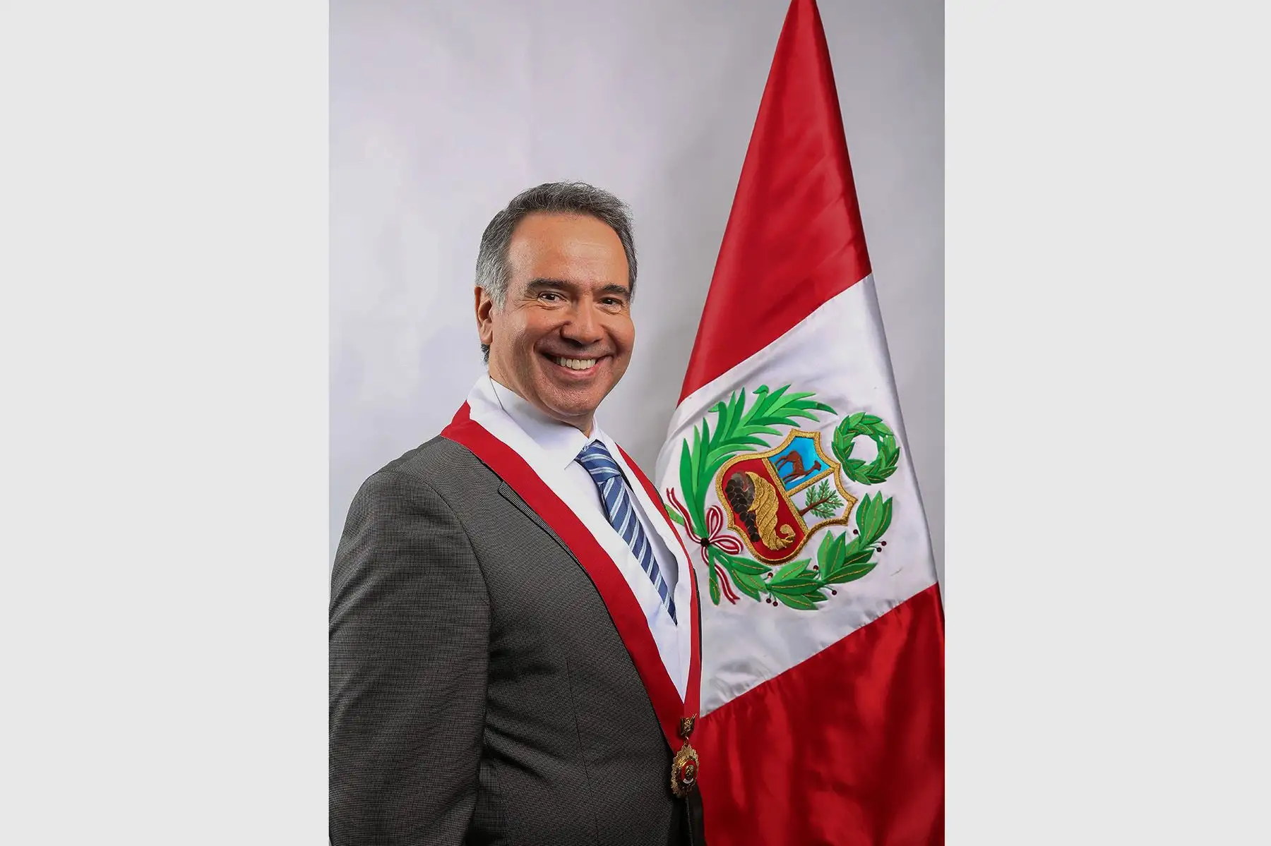 Petrozzi, además, recibió la distinción de “Personalidad Meritoria de la Cultura”, en reconocimiento a su destacada trayectoria como tenor lírico y promotor de la actividad cultural en el Perú. Foto: Congreso