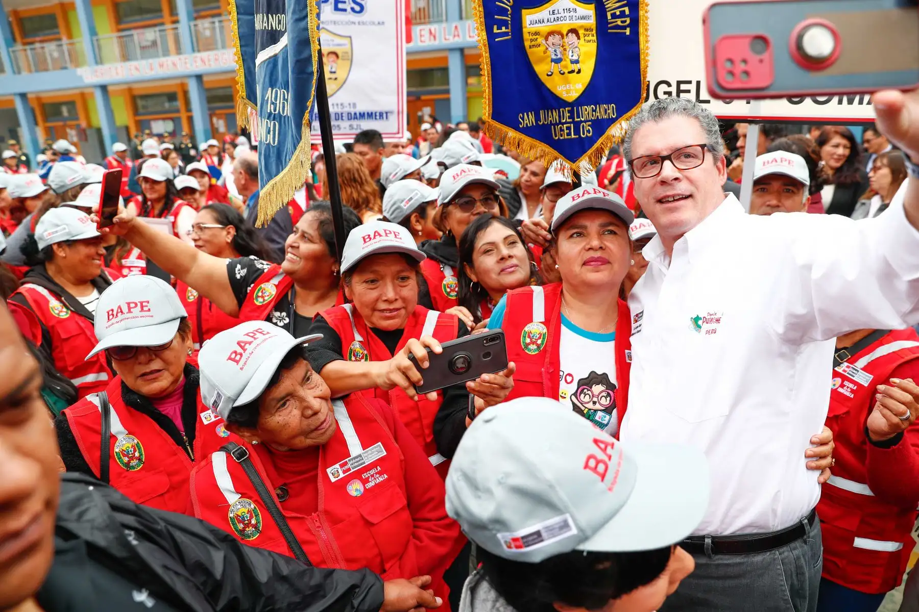 El ministro de Educación, Morgan Quero, reconoció a 21 Brigadas de Autoprotección Escolar – BAPE de Lima Metropolitana, en el patio central de la IE Melitón Carvajal de Lince. Foto: ANDINA/Daniel Bracamonte