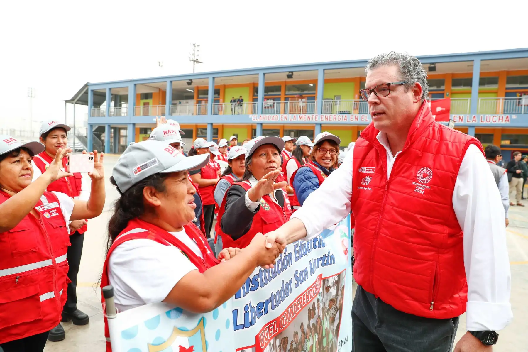 El ministro de Educación, Morgan Quero, reconoció a 21 Brigadas de Autoprotección Escolar – BAPE de Lima Metropolitana, en el patio central de la IE Melitón Carvajal de Lince. Foto: ANDINA/Daniel Bracamonte