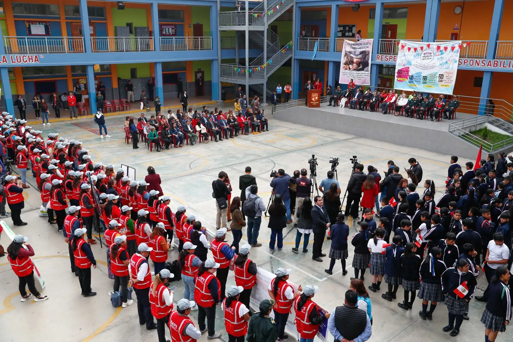 Las Brigadas de Autoprotección Escolar – BAPE están constituidas por padres de familia de las instituciones educativas con la finalidad de hacer frente a los riesgos y amenazas para los escolares en los alrededores de los colegios, y cuentan con el apoyo de la Policía Nacional del Perú. Foto: ANDINA/Daniel Bracamonte