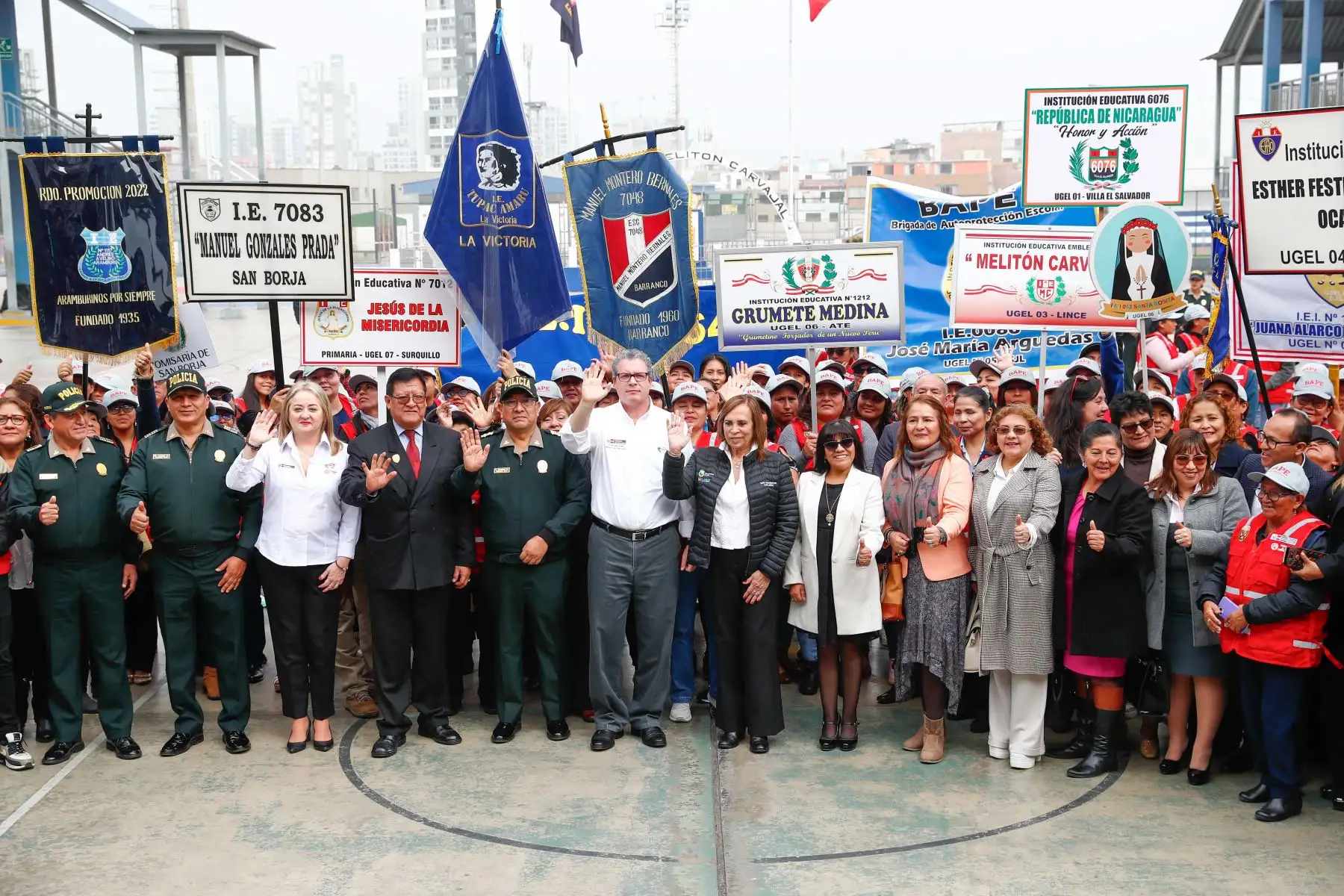 Las Brigadas de Autoprotección Escolar – BAPE están constituidas por padres de familia de las instituciones educativas con la finalidad de hacer frente a los riesgos y amenazas para los escolares en los alrededores de los colegios, y cuentan con el apoyo de la Policía Nacional del Perú. Foto: ANDINA/Daniel Bracamonte