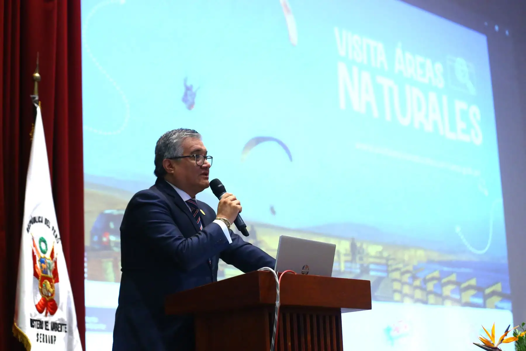 El Ministerio del Ambiente  y el Servicio Nacional de Áreas Naturales Protegidas por el Estado , realizan el lanzamiento de la plataforma de venta de tickets electrónicos para ingreso a las Áreas Naturales Protegidas, que beneficiará a 1´500 000 (un millón quinientos mil) visitantes al año aproximadamente. En la imagen, el ministro del Ambiente, Juan Carlos Castro Vargas.
Foto: ANDINA/Eddy Ramos