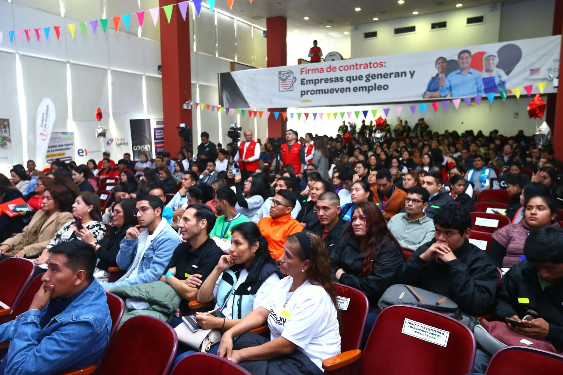 Con la presencia del ministro de Trabajo y Promoción del Empleo, Daniel Maurate Romero, 828 personas que obtuvieron un empleo en las convocatorias realizadas por el sector, entre ellas personas con discapacidad, firmarán sus contratos de trabajo con empresas de diversos rubros.
Foto: ANDINA/Eddy Ramos
