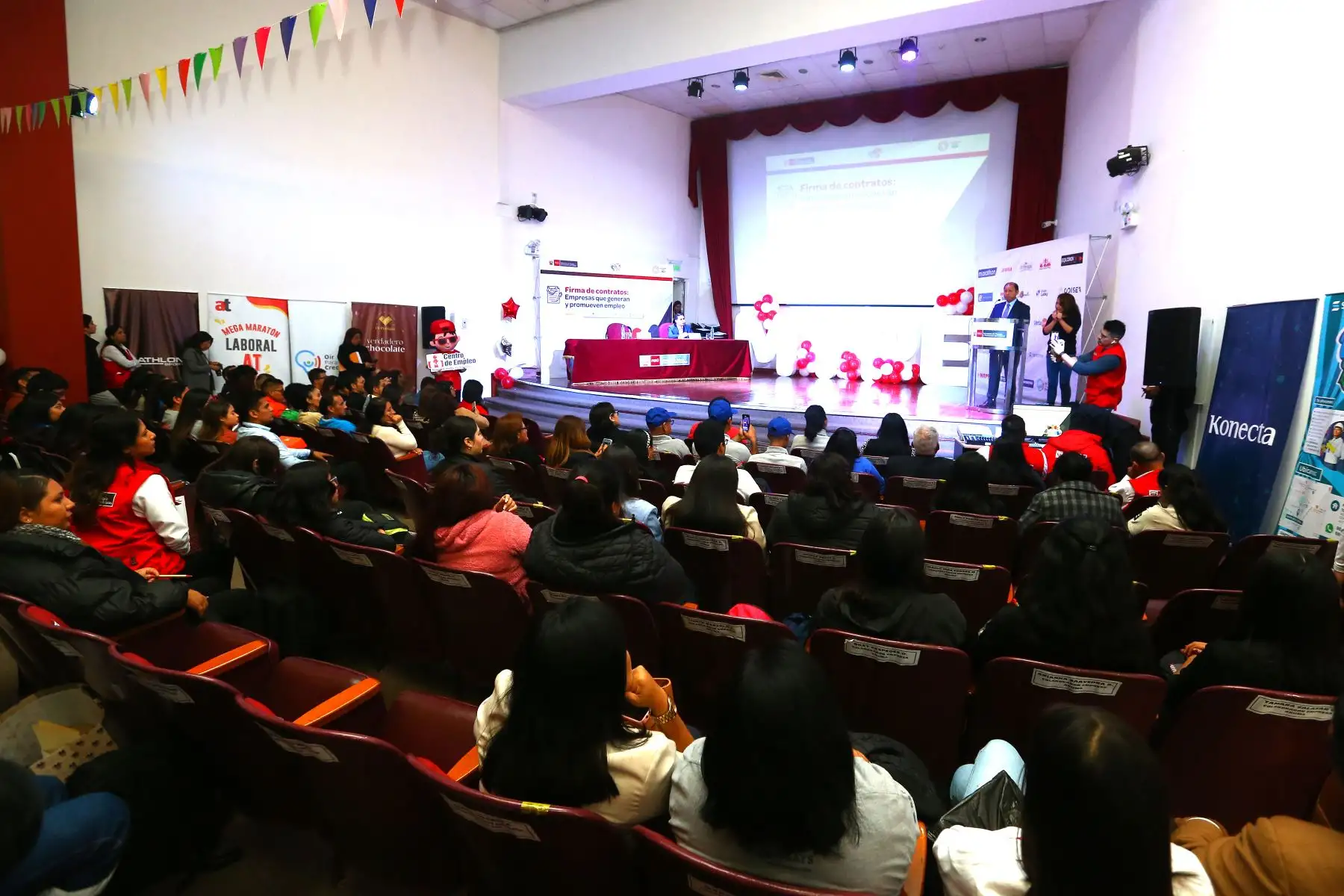 Con la presencia del ministro de Trabajo y Promoción del Empleo, Daniel Maurate Romero, 828 personas que obtuvieron un empleo en las convocatorias realizadas por el sector, entre ellas personas con discapacidad, firmarán sus contratos de trabajo con empresas de diversos rubros.
Foto: ANDINA/Eddy Ramos