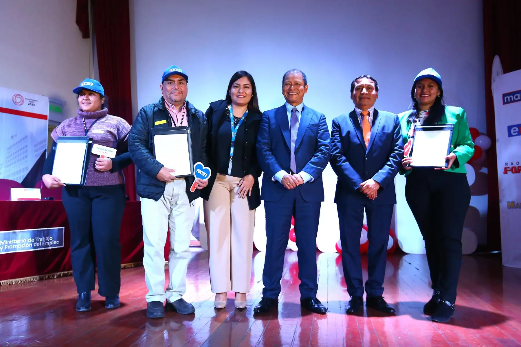 Con la presencia del ministro de Trabajo y Promoción del Empleo, Daniel Maurate Romero, 828 personas que obtuvieron un empleo en las convocatorias realizadas por el sector, entre ellas personas con discapacidad, firmarán sus contratos de trabajo con empresas de diversos rubros.
Foto: ANDINA/Eddy Ramos