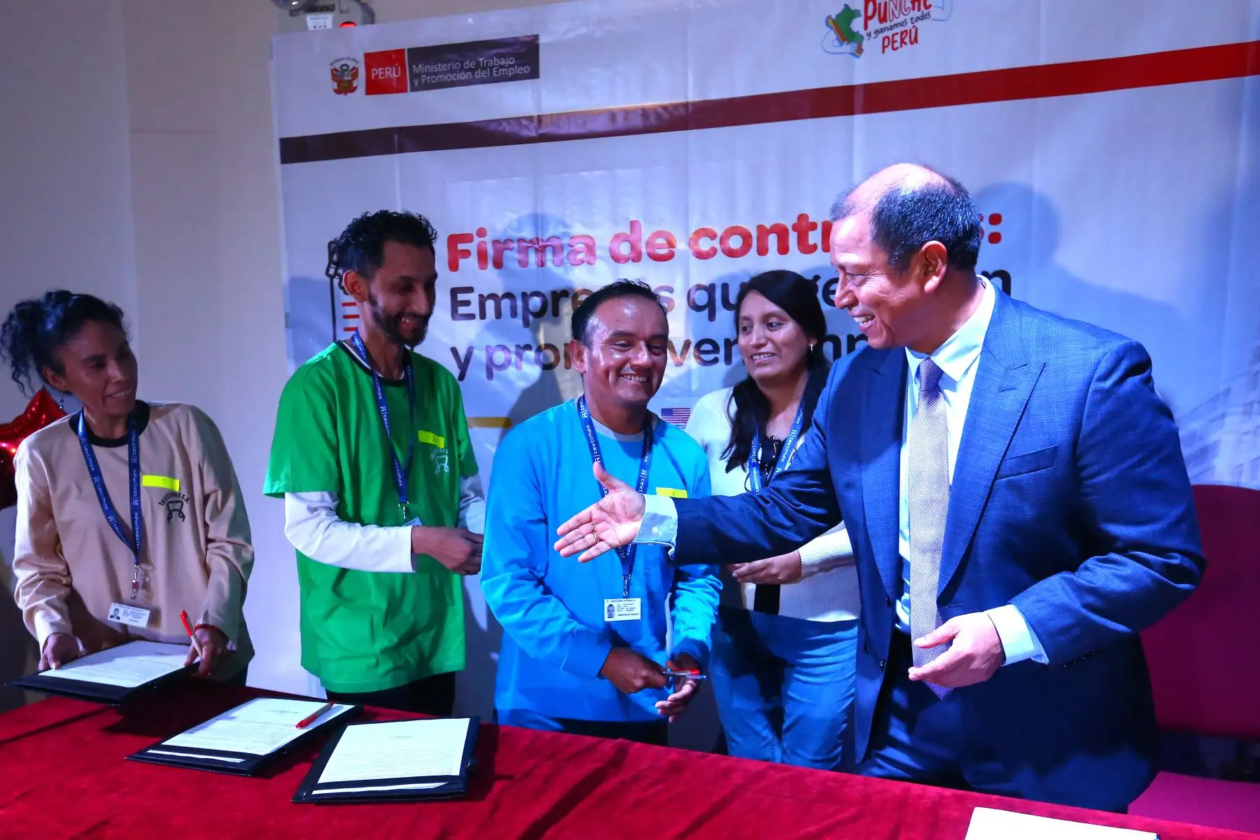 Con la presencia del ministro de Trabajo y Promoción del Empleo, Daniel Maurate Romero, 828 personas que obtuvieron un empleo en las convocatorias realizadas por el sector, entre ellas personas con discapacidad, firmarán sus contratos de trabajo con empresas de diversos rubros.
Foto: ANDINA/Eddy Ramos