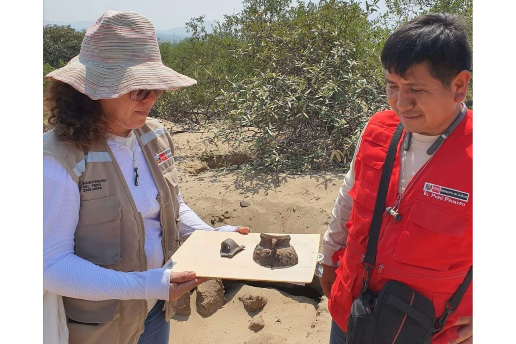 Fragmentos de cerámica y pozos, producto del huaqueo reciente, fueron encontrados en diligencia en sitios arqueológicos Mata Indio y Cerro Corbacho. Foto: ANDINA/Difusión