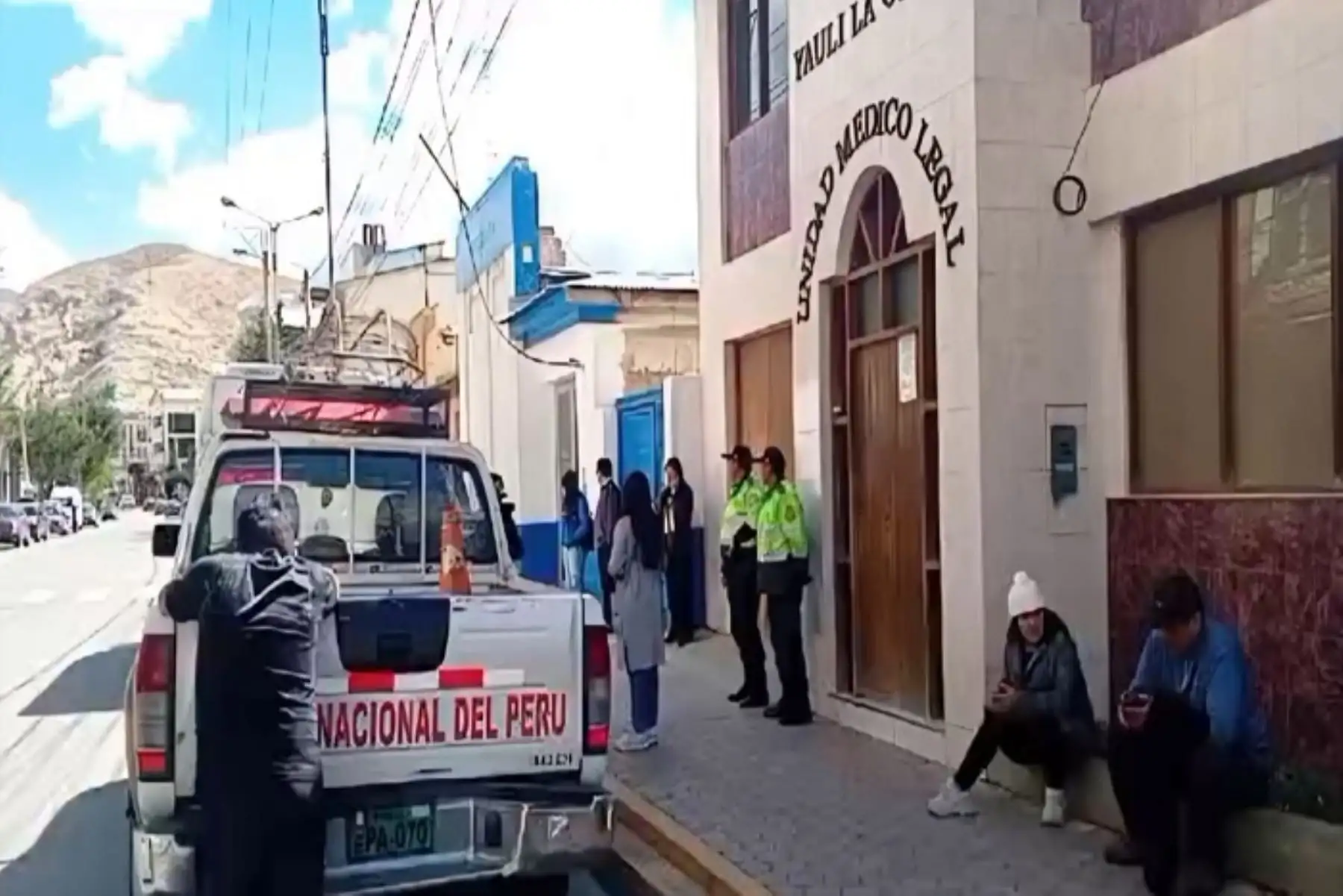 La entrega de los cuerpos se cumplió en presencia de efectivos de la Policía Nacional, quienes resguardaron el orden.