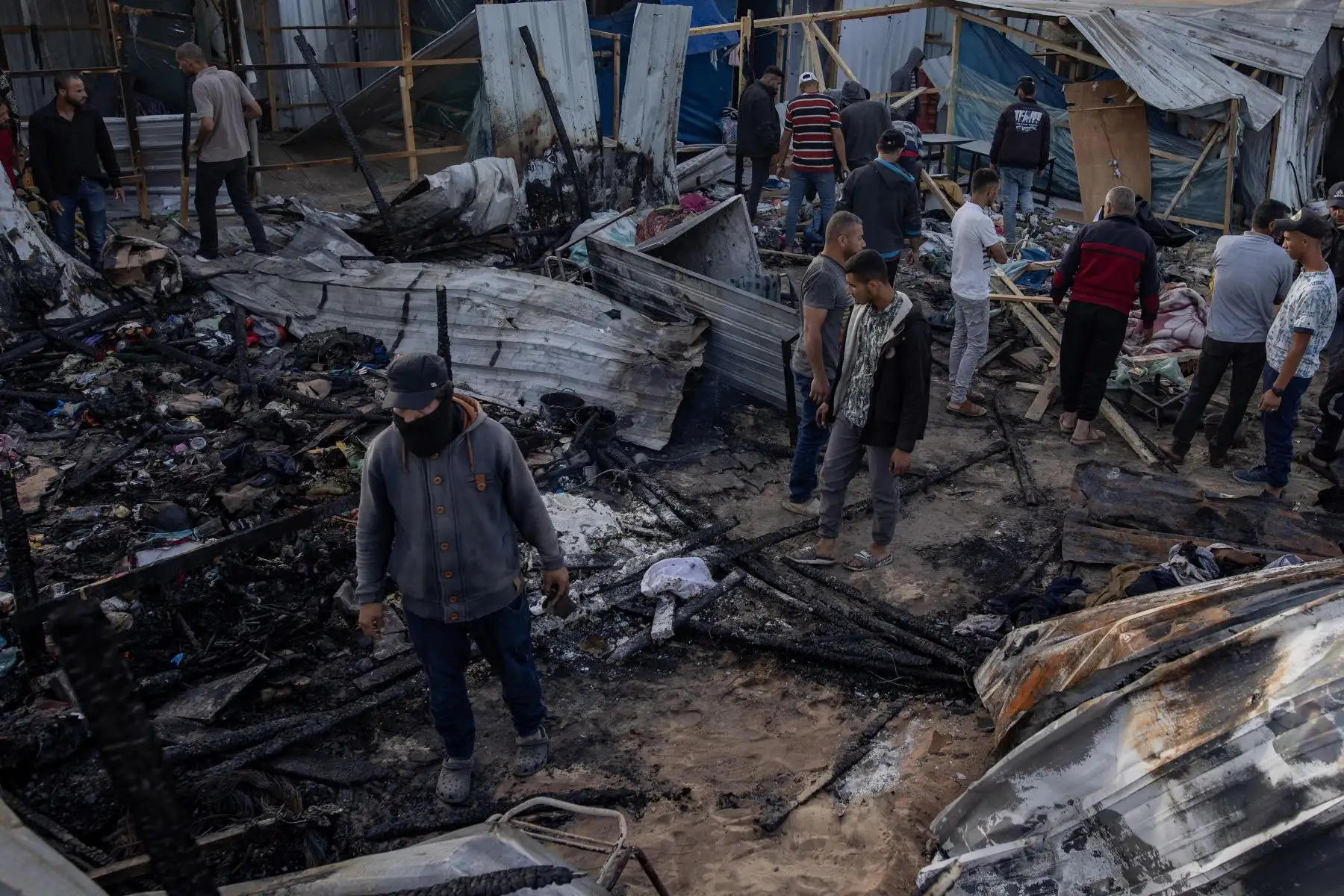 Los palestinos inspeccionan los daños después de una incursión del ejército israelí. Al menos 40 personas murieron. Foto: EFE