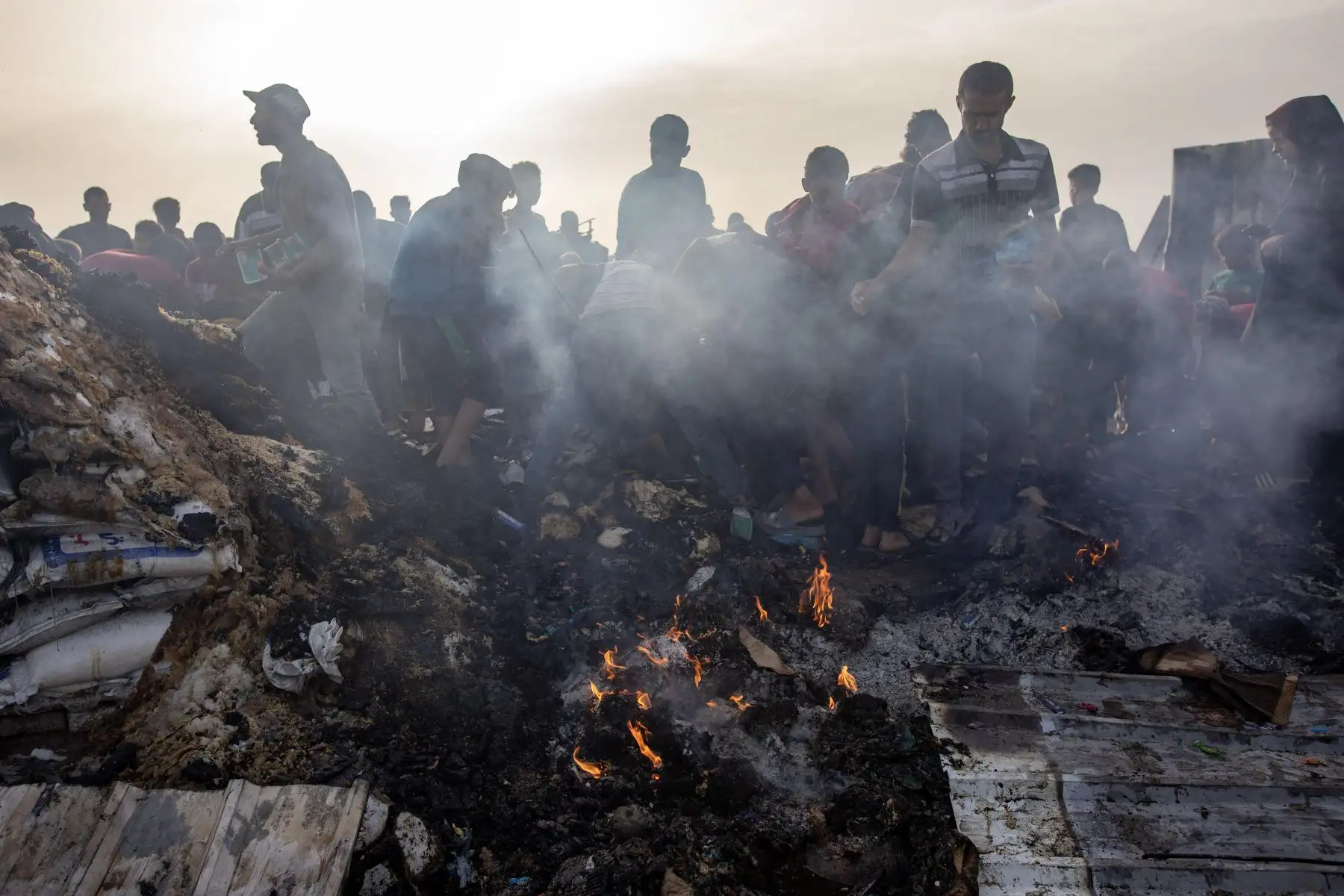 Palestinos inspeccionan los daños después de una incursión del ejército israelí en un campamento para personas desplazadas en Rafah, al sur de la Franja de Gaza, este lunes. Foto: EFE