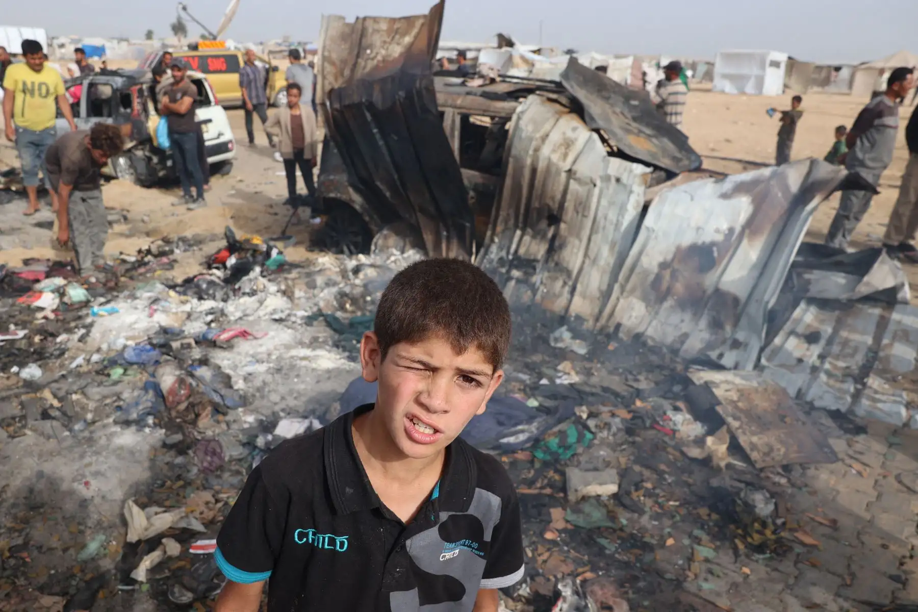 Palestinos se reúnen en el lugar de un ataque israelí contra un campamento para desplazados internos en Rafah. Foto: AFP