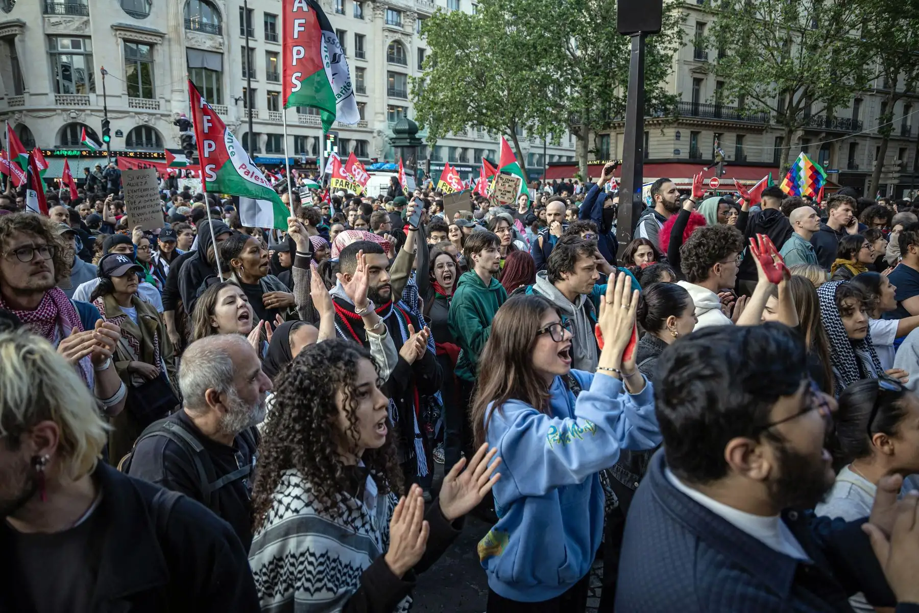 "Ayer, palestinos fueron quemados vivos por bombardeos israelíes en un campo de refugiados. Vimos videos de familias sacando a sus seres queridos de tiendas en llamas. Es una masacre de más", denunció François Rippe, vicepresidente de la asociación France Palestine Solidarité. Foto: EFE