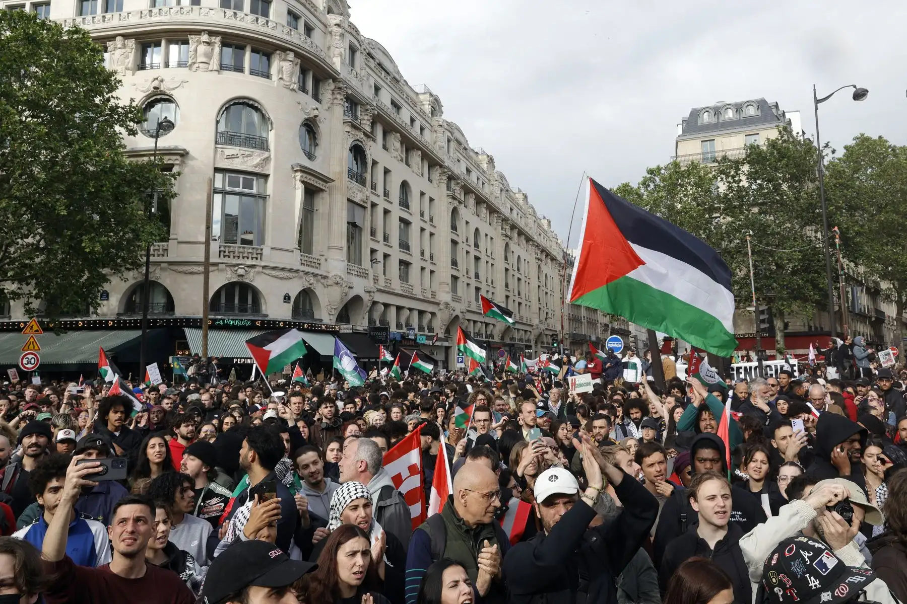 Una multitud se congregó en las inmediaciones de la embajada de Israel en la capital francesa y coreó frases como "todos somos niños de Gaza", "viva la lucha del pueblo palestino" y "Gaza, París está contigo", constató la AFP. Foto: AFP