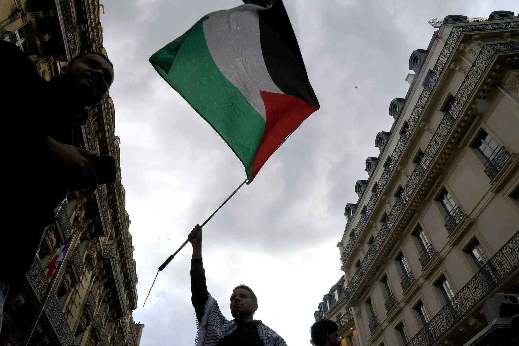 Cerca de 10.000 personas protestaron este lunes en París contra los bombardeos israelíes en Rafah, en el sur de la Franja de Gaza, que según las autoridades locales dejaron al menos 45 muertos. Foto: AFP