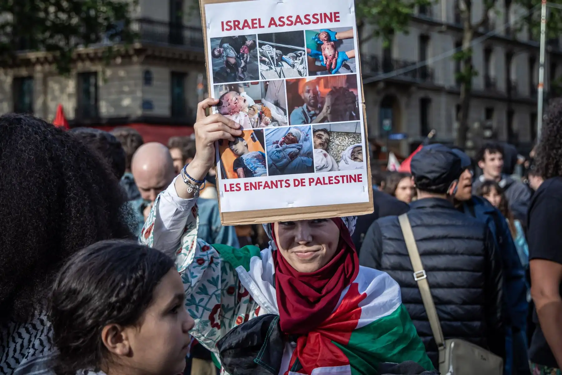 En una gran pancarta se podían ver los rostros del presidente francés, Emmanuel Macron, de su par estadounidense, Joe Biden y de Netanyahu junto a la frase "es la humanidad a la que están matando". Galería creada con información de AFP. Foto: EFE