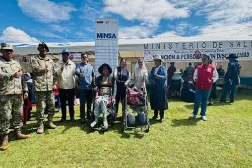 Las sillas de ruedas donadas permitirán el desplazamiento de las personas con discapacidad en terreno agreste.