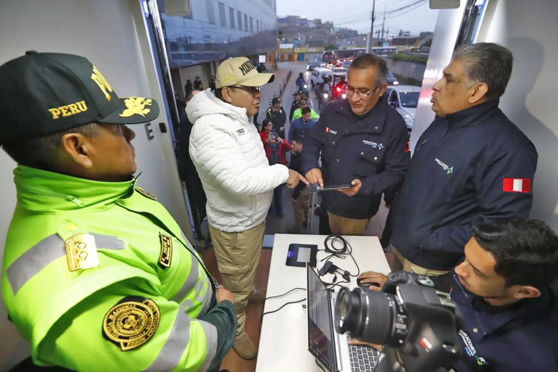 El ministro del Interior, Juan José Santiváñez, supervisó, esta madrugada, el operativo ‘Amanecer Seguro 2024’ en Chorrillos donde se detuvo a 30 personas y se desarticuló a tres bandas delictivas. Foto: ANDINA/ Daniel Bracamonte