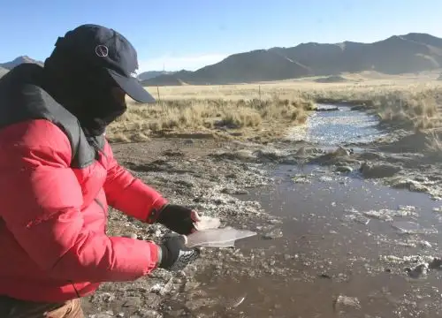 El fuerte descenso de la temperatura nocturna que se registra en Puno motiva que los ríos amanezcan con una capa de hielo.