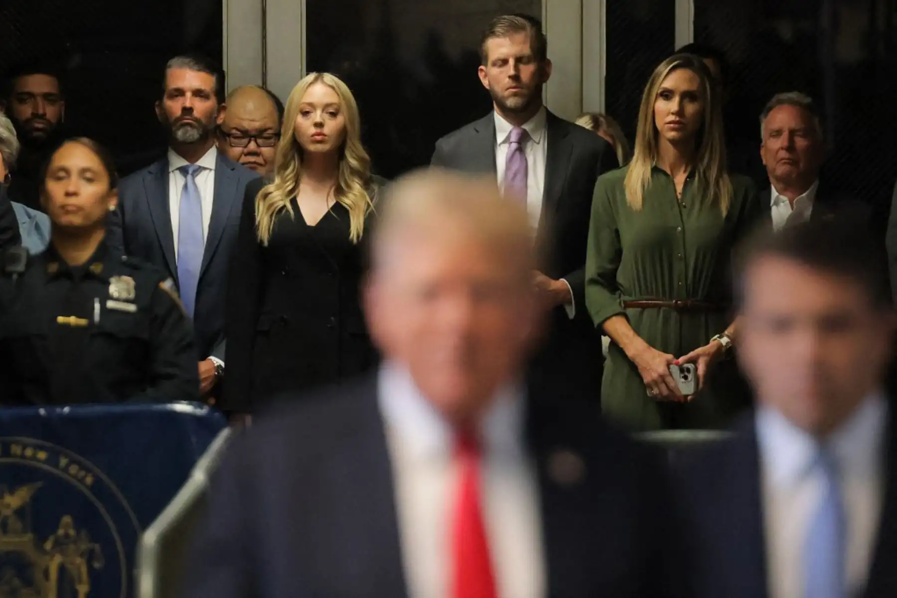 Donald Trump Jr., Tiffany Trump, Eric Trump y Lara Trump escuchan al ex presidente estadounidense y candidato presidencial republicano Donald Trump hablar con los medios de comunicación durante su juicio penal por supuestamente encubrir pagos de dinero para guardar silencio en el Tribunal Penal de Manhattan en la ciudad de Nueva York. Foto: AFP