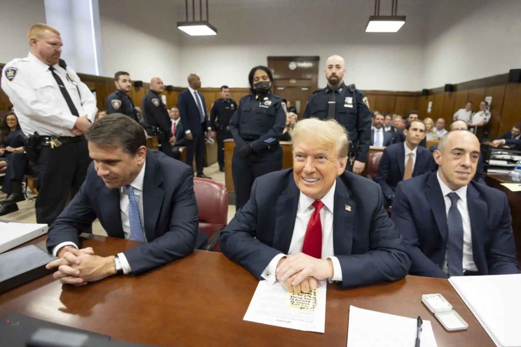 El ex presidente estadounidense y candidato presidencial republicano Donald Trump, se sienta ante el tribunal durante su juicio por supuestamente encubrir pagos de dinero secreto en el Tribunal Penal de Manhattan en la ciudad de Nueva York. Foto: AFP