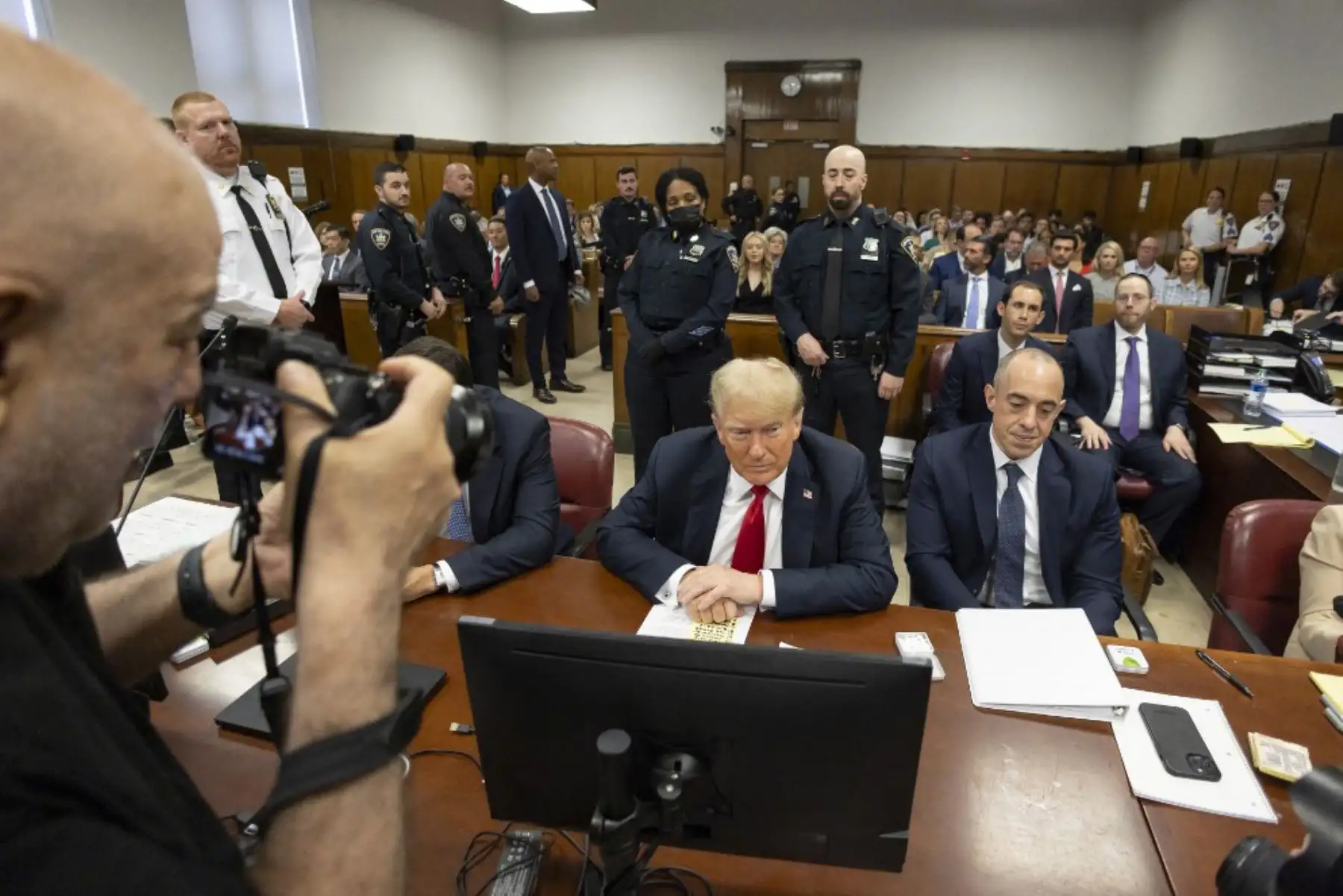 El ex presidente estadounidense y candidato presidencial republicano Donald Trump, se sienta ante el tribunal durante su juicio por supuestamente encubrir pagos de dinero secreto en el Tribunal Penal de Manhattan en la ciudad de Nueva York. Foto: AFP