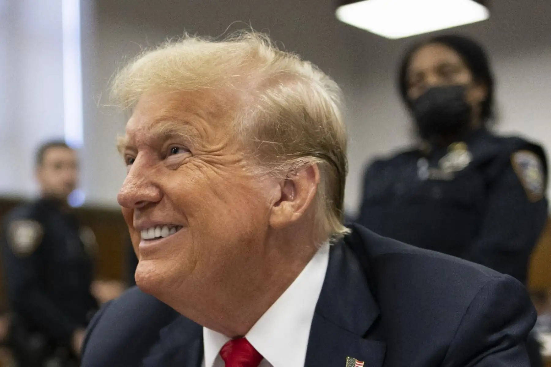 El ex presidente estadounidense y candidato presidencial republicano Donald Trump, se sienta ante el tribunal durante su juicio por supuestamente encubrir pagos de dinero secreto en el Tribunal Penal de Manhattan en la ciudad de Nueva York. Foto: AFP