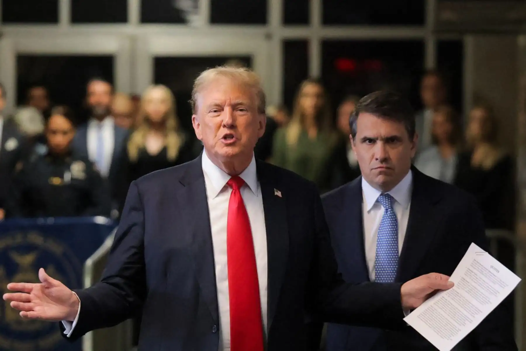 El ex presidente de Estados Unidos y candidato presidencial republicano Donald Trump habla con los medios de comunicación, acompañado de su abogado Todd Blanche, durante su juicio penal por supuestamente encubrir pagos de dinero para guardar silencio en el Tribunal Penal de Manhattan en la ciudad de Nueva York. Foto: AFP