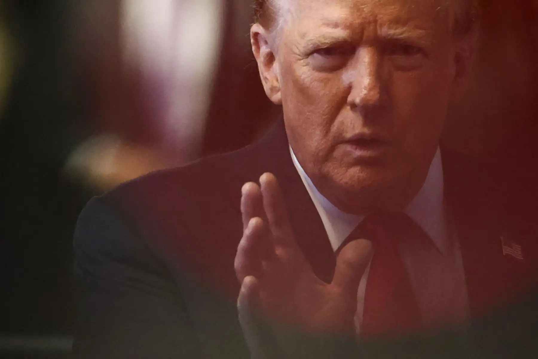 El ex presidente de Estados Unidos y candidato presidencial republicano Donald Trump habla con los medios de comunicación, acompañado de su abogado Todd Blanche, durante su juicio penal por supuestamente encubrir pagos de dinero para guardar silencio en el Tribunal Penal de Ma