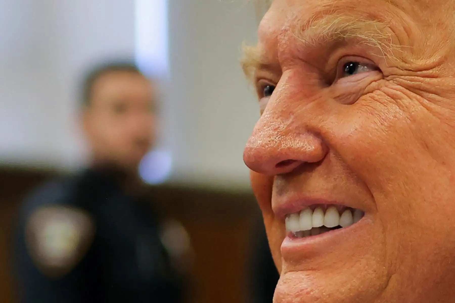 El ex presidente estadounidense y candidato presidencial republicano Donald Trump, se sienta ante el tribunal durante su juicio por supuestamente encubrir pagos de dinero secreto en el Tribunal Penal de Manhattan en la ciudad de Nueva York. Foto: AFP