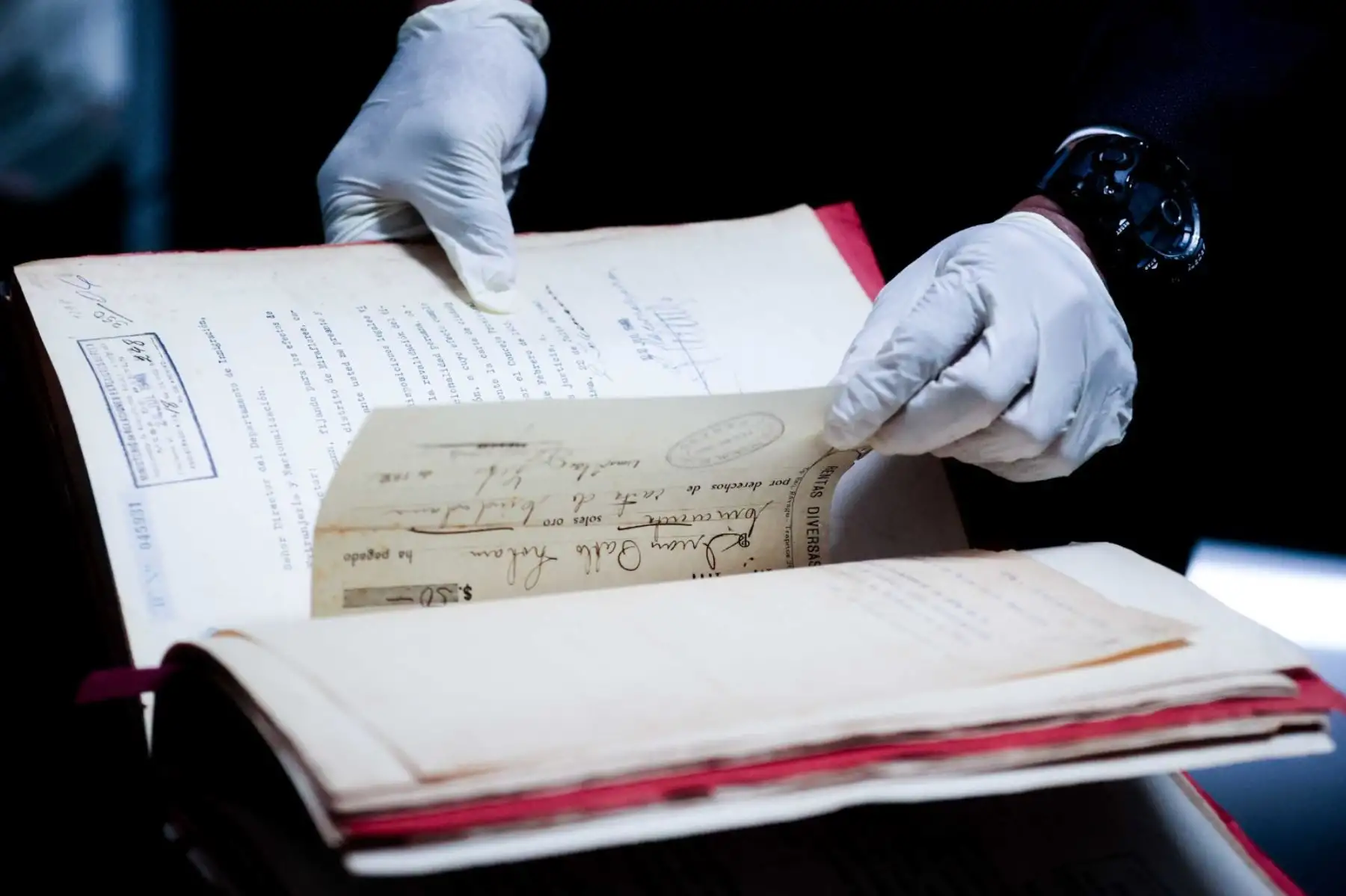 El Archivo de Migraciones alberga un tesoro histórico compuesto por miles de documentos de nacionalización del siglo pasado de ciudadanos extranjeros que llegaron en embarcaciones para contribuir con el país. Foto: ANDINA: Vidal Tarqui
