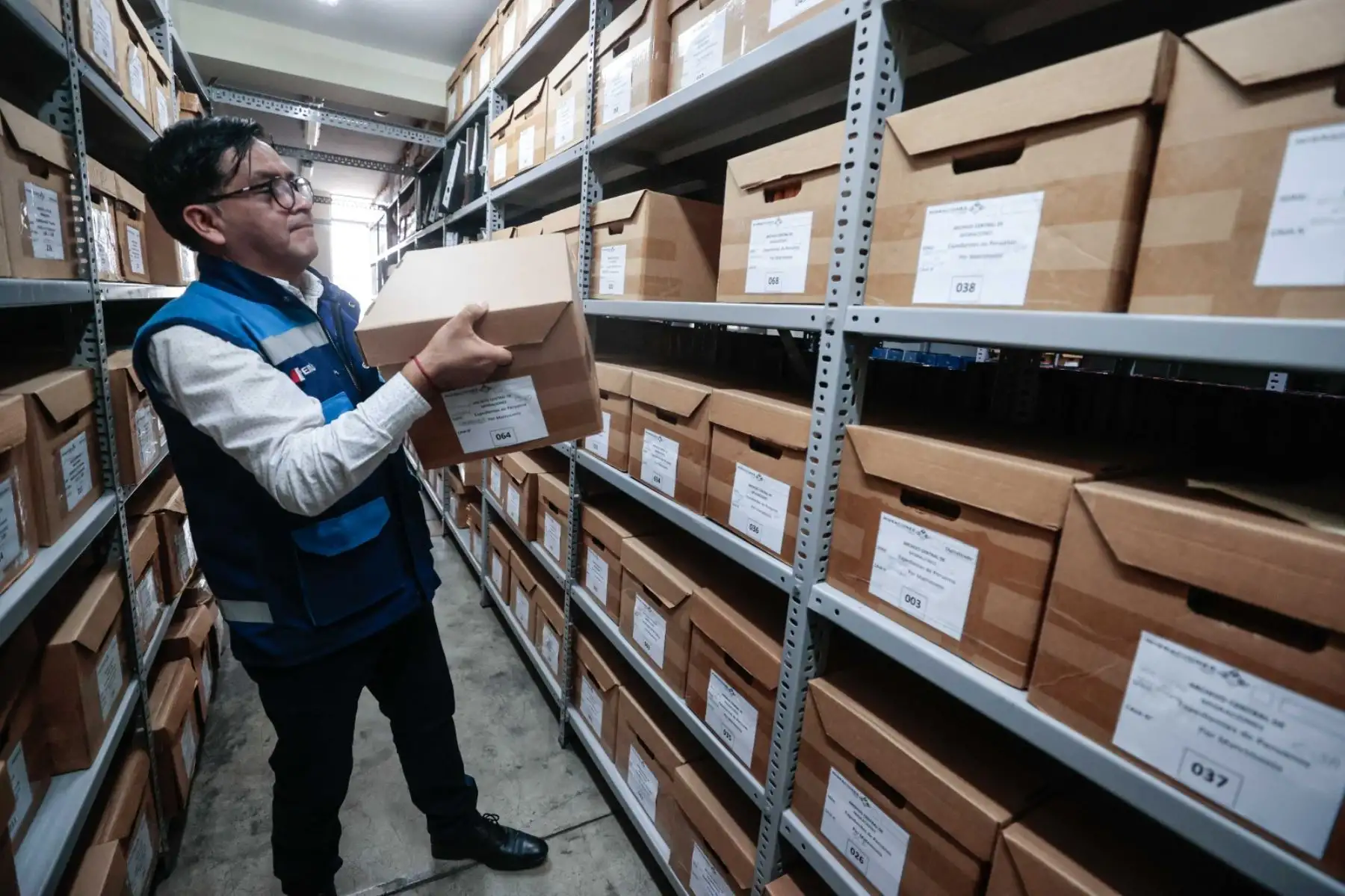 Este archivo alberga un tesoro histórico compuesto por más de 300 tomos de expedientes de nacionalización del siglo pasado, los cuales deben ser preservados por su valioso contenido documental, histórico y social. Foto: ANDINA/ Vidal Tarqui