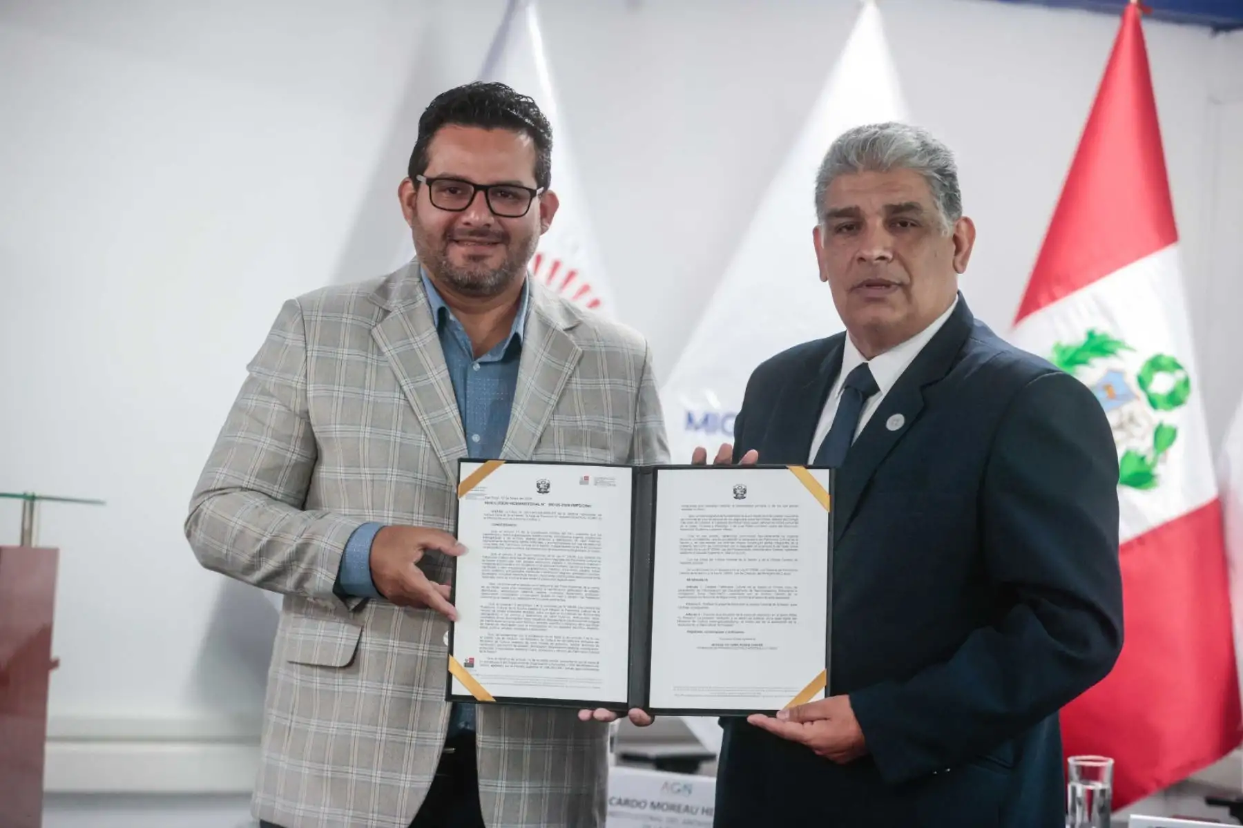 Entrega al superintendente nacional de Migraciones, Armando García Chunga, de la resolución que permite dicha declaración del primer tomo de nacionalizados
de Migraciones. Foto: ANDINA/Vidal Tarqui