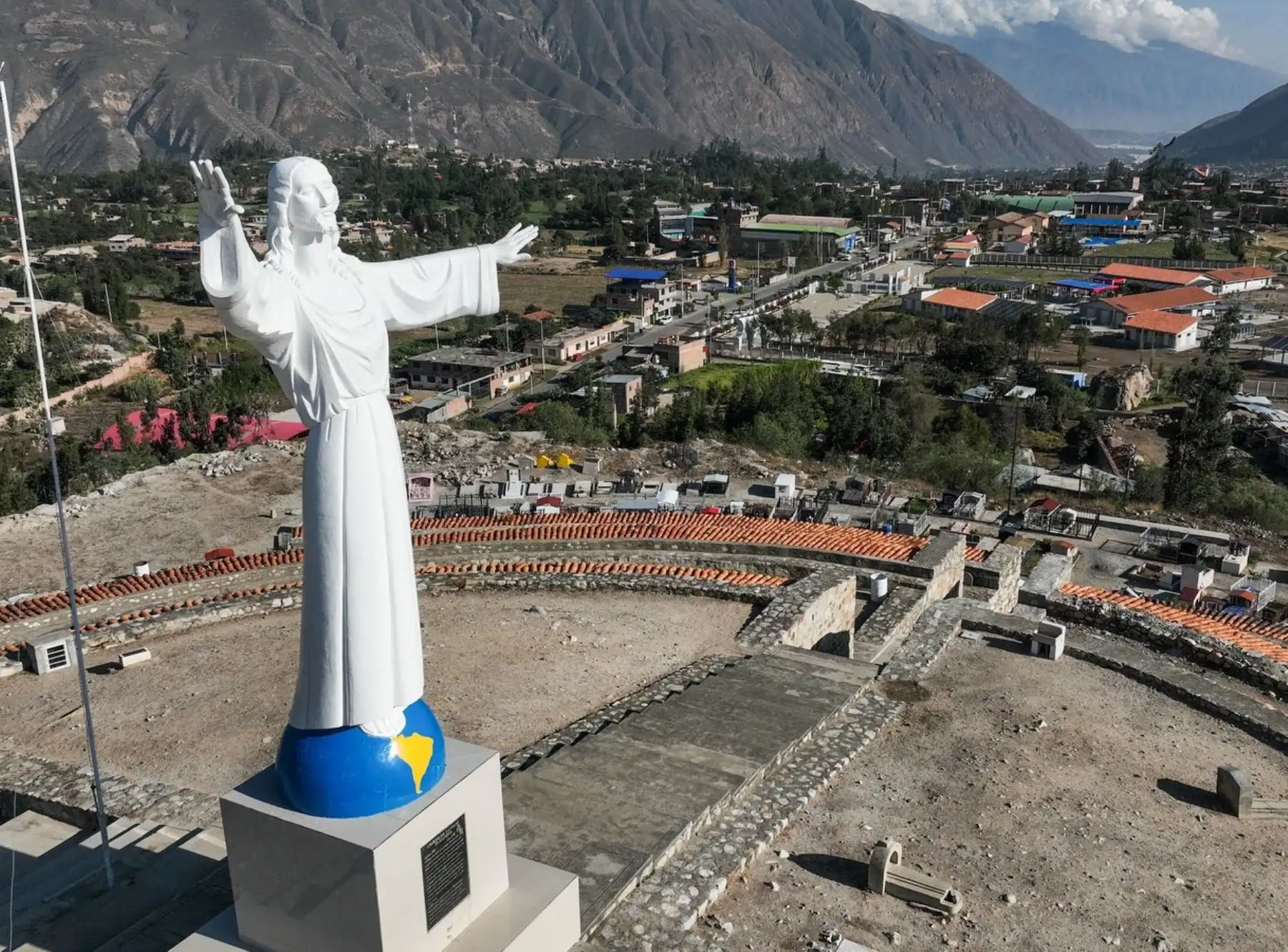 El camposanto de Yungay, en Áncash, uno de los pocos lugares que se salvó de ser sepultado por el aluvión que se generó tras el terremoto de 1970, se ha convertido en un lugar de visita de miles de turistas. En vista de ello ahora se ha inaugurado una nueva infraestructura turística ejecutada por el Mincetur. ANDINA/Difusión