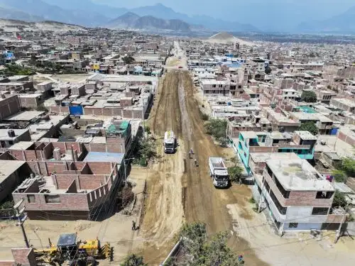 Con apoyo de maquinaria pesada retiran más de 7,500 metros cúbicos de residuos sólidos acumulados en las calles del distrito de Alto Trujillo, ubicado en la provincia de Trujillo. ANDINA/Difusión