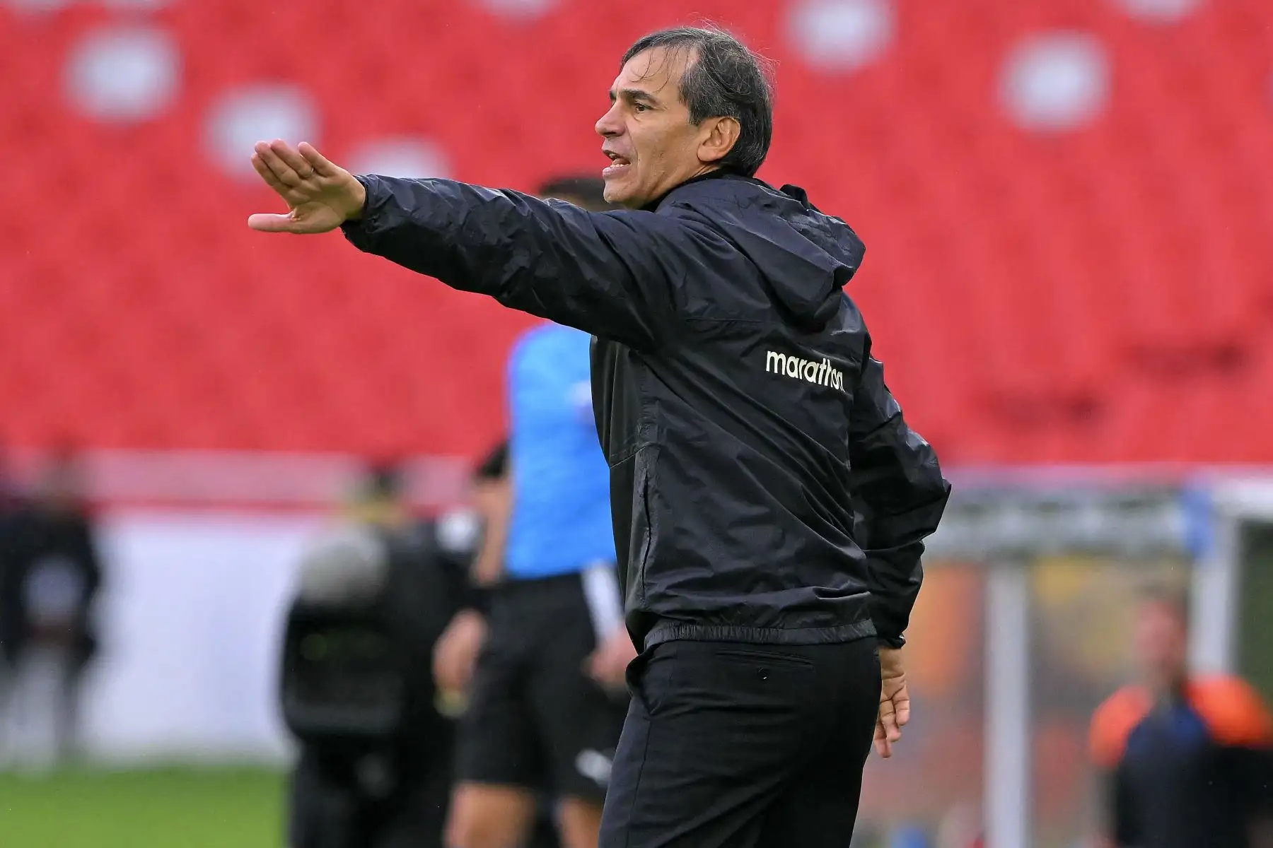 El entrenador argentino de Universitario, Fabián Bustos, hace gestos durante el partido de fútbol de vuelta de la fase de grupos de la Copa Libertadores entre la Liga de Quito de Ecuador y el Universitario de Perú en el Estadio Rodrigo Paz Delgado de Quito. Foto: AFP