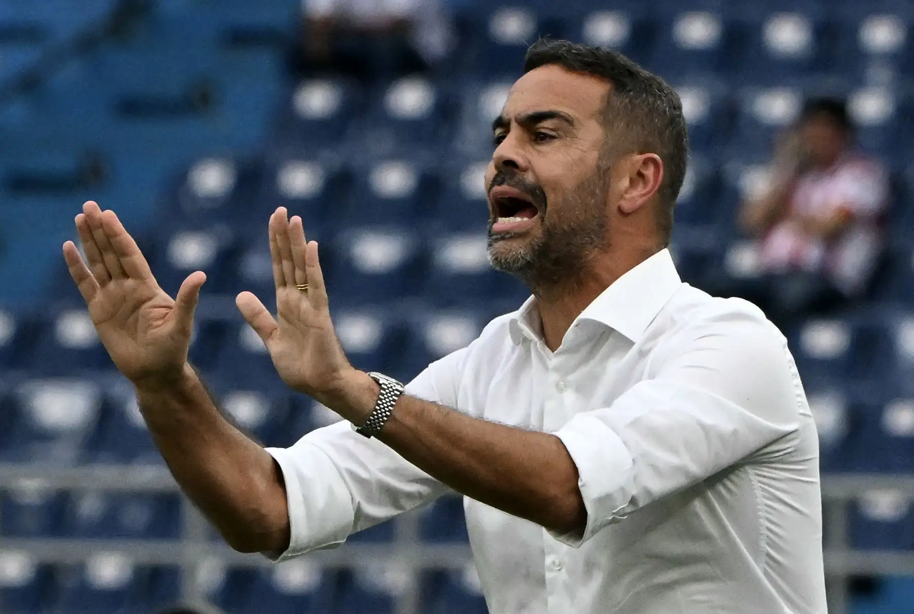 El entrenador argentino de la Liga de Quito, Adrián Gabbarini, hace gestos durante el partido de fútbol de vuelta de la fase de grupos de la Copa Libertadores entre la Liga de Quito de Ecuador y el Universitario de Perú en el Estadio Rodrigo Paz Delgado de Quito. Foto: AFP