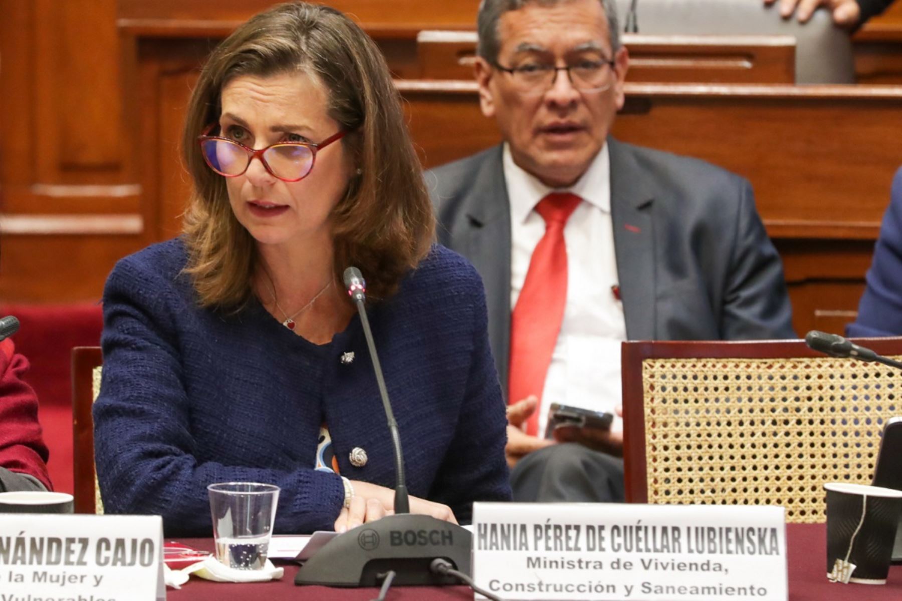 Ministra de Vivienda, Construcción y Saneamiento, Hania Pérez de Cuéllar, sustenta ante la Comisión Permanente del Congreso, propuestas para impulsar su sector. Foto: Cortesía.