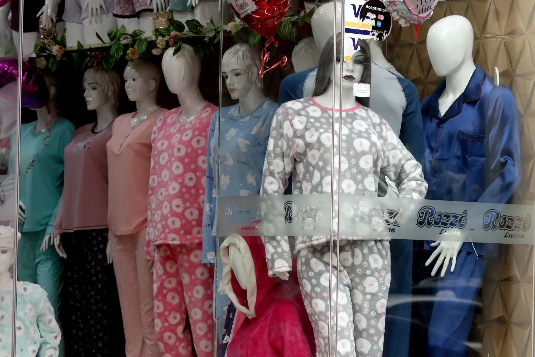 Venta de ropa de invierno en emporio comercial Gamarra. Foto: ANDINA/Héctor Vinces