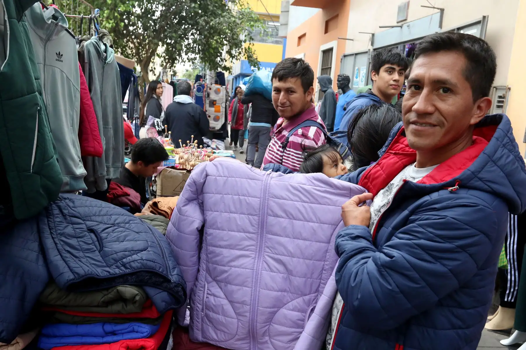 La venta de ropa de hombre por el Día del Padre se incrementa en esta celebración. Foto: ANDINA/Héctor Vinces.
