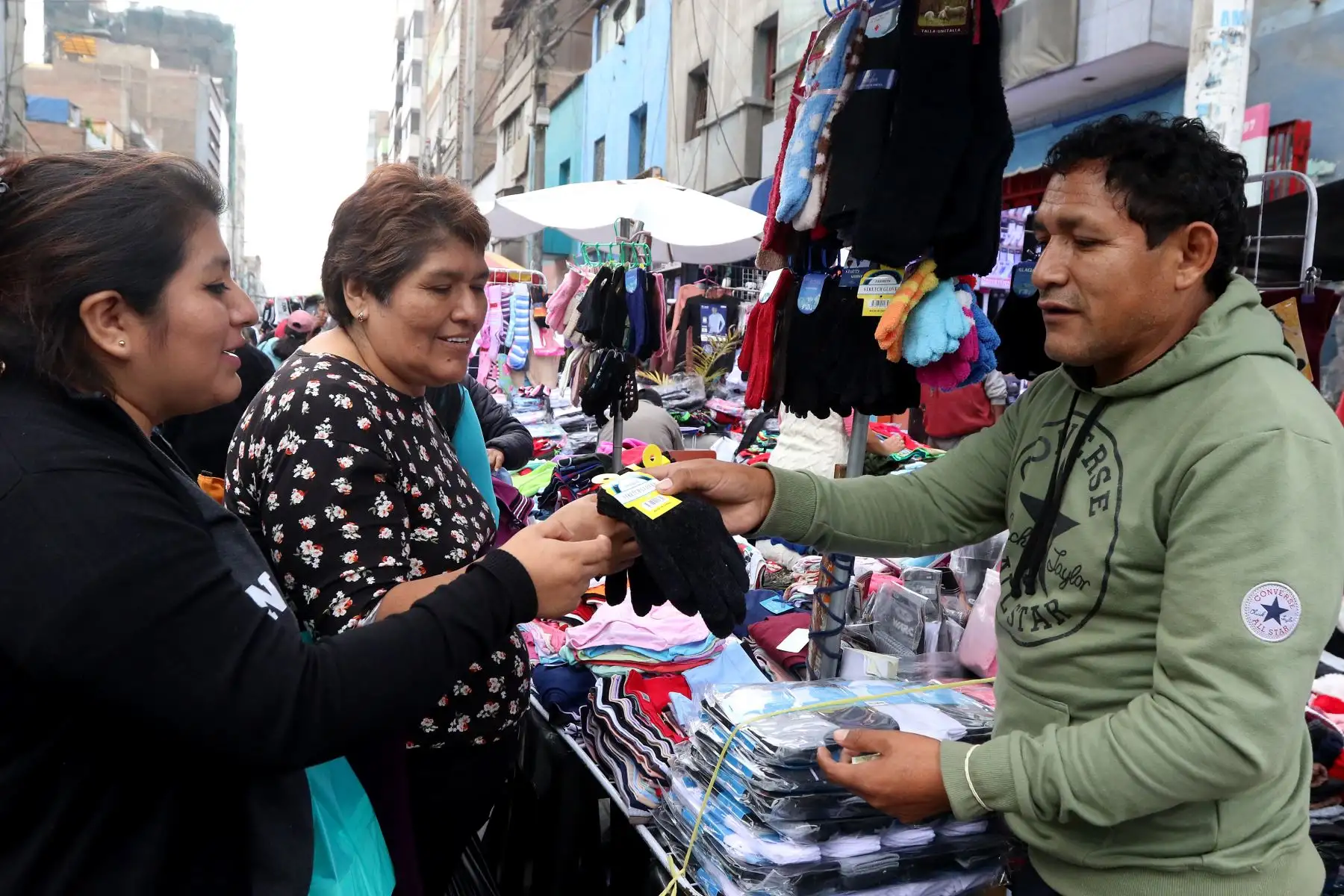 Venta de ropa de invierno en emporio comercial Gamarra. Foto: ANDINA/Héctor Vinces