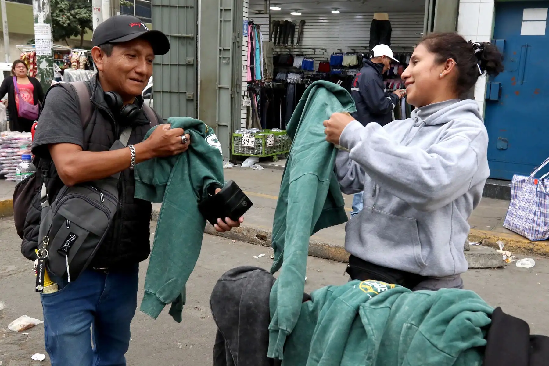 Venta de ropa de invierno en emporio comercial Gamarra. Foto: ANDINA/Héctor Vinces