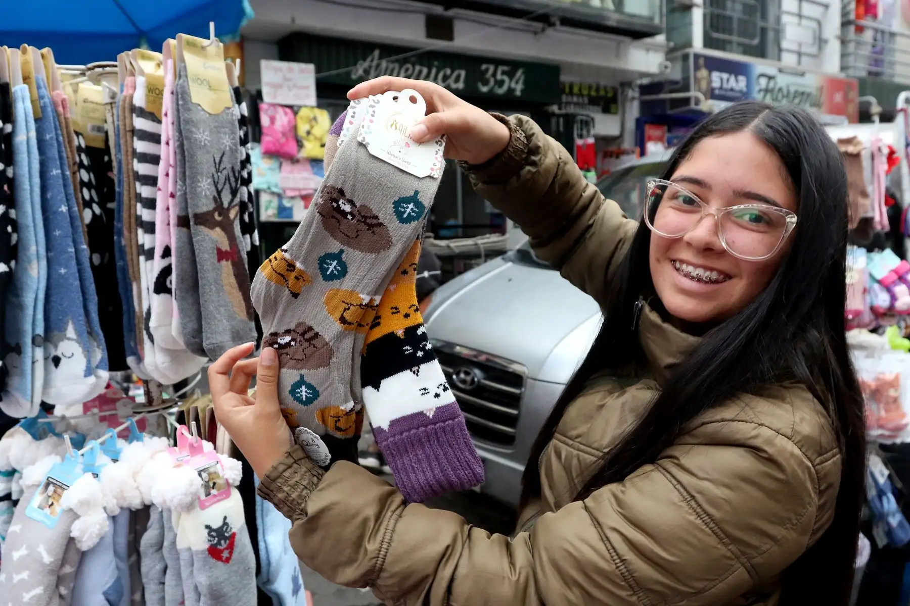 Venta de ropa de invierno en emporio comercial Gamarra. Foto: ANDINA/Héctor Vinces