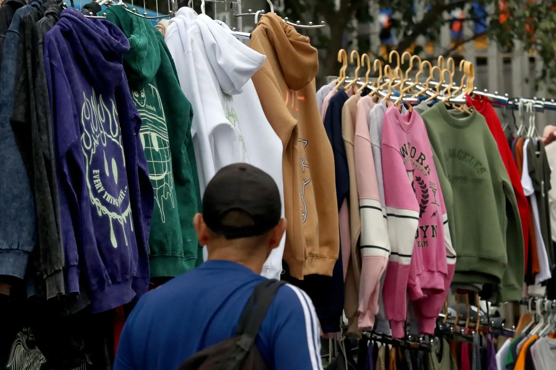 Venta de ropa de invierno en emporio comercial Gamarra. Foto: ANDINA/Héctor Vinces