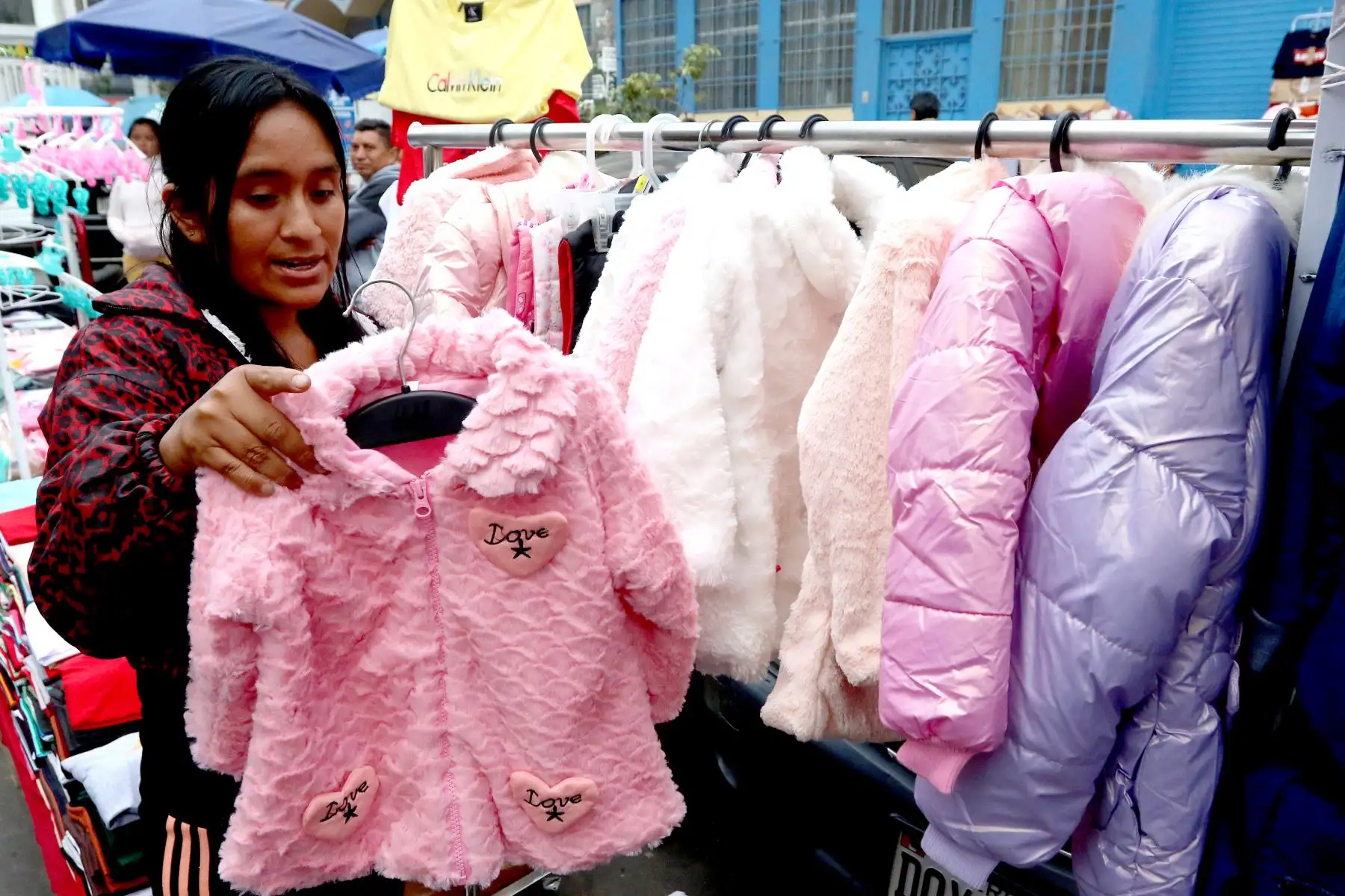 Venta de ropa de invierno en emporio comercial Gamarra. Foto: ANDINA/Héctor Vinces