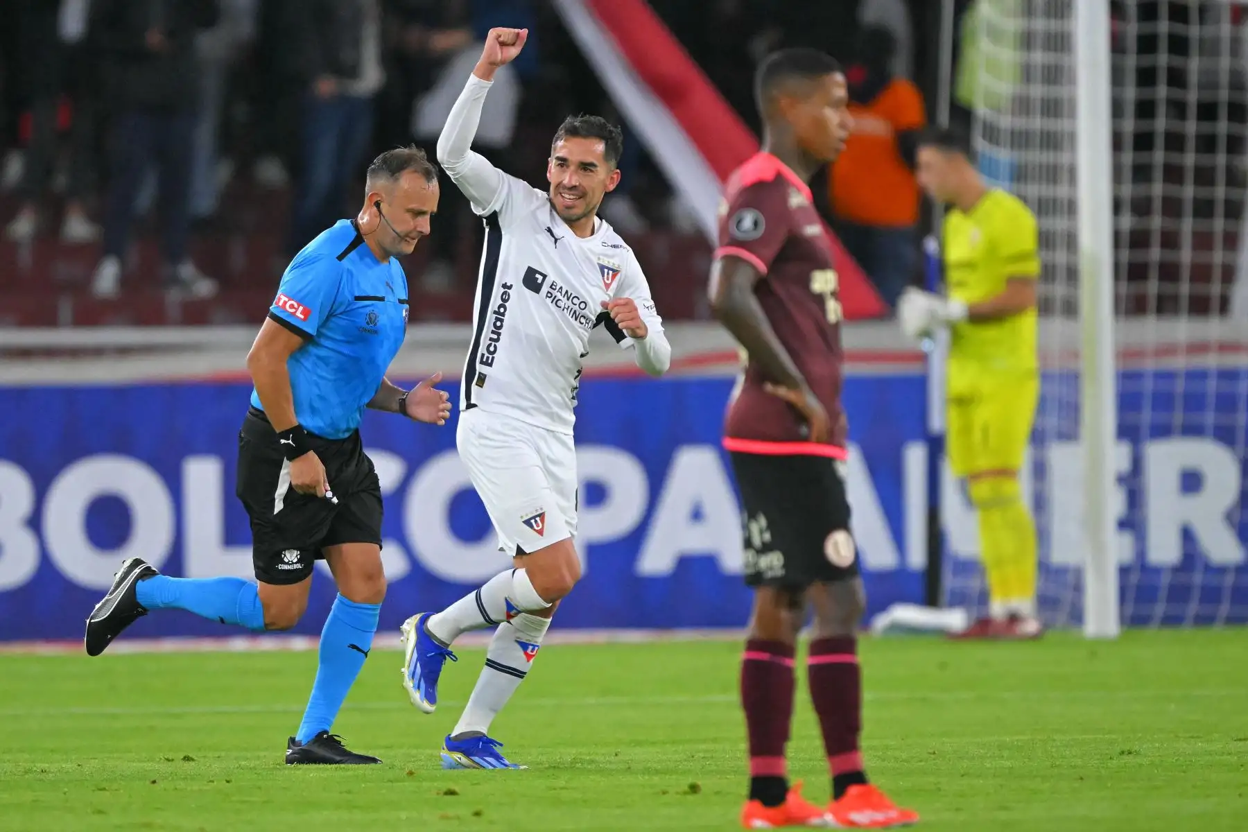 El mediocampista argentino de la Liga de Quito, Lisandro Alzugaray, celebra tras anotar durante el partido de vuelta de la fase de grupos de la Copa Libertadores entre la Liga de Quito de Ecuador y el Universitario de Perú en el Estadio Rodrigo Paz Delgado de Quito.Foto: AFP