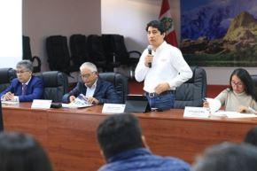 Viceministro de Transporte, Ismael Sutta, indicó en Cusco que su sector garantiza el pago de deuda del consorcio que construye el aeropuerto internacional de Chinchero, a los trabajadores. Foto: Cortesía.